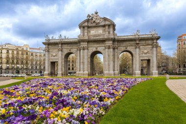 The Puerta deAlcala, Plaza de la Independencia, Madrid, İspanya 'da bir Neo-klasik kapı..