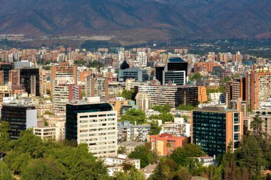 Santiago de Chile Providencia bölgesindeki panoramik ofis ve apartman manzarası