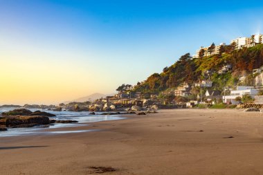 Şili 'nin V Bölgesi Maitencillo sahil beldesinin panoramik manzarası