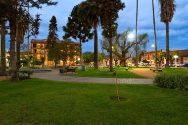 Santa Cruz, Colchagua Vadisi, Şili Santa Cruz şehrinin ana meydanı Santa Cruz Plaza Oteli cephesi ve geleneksel İspanyol mimarisi..