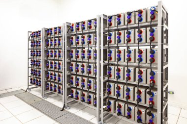 Endüstriyel fabrikada acil bir durum için yedek pil odası..