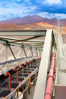 Kuzey Şili 'de bir bakır madeninde ezilmeden önce çok büyük bir taşıma bandındaki ham mineral..