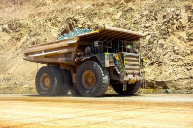 Latin Amerika 'da bakır madeninde büyük bir çöp kamyonu..