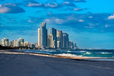Sunny Isles Sahili 'ndeki binaların silueti Miami, ABD' deki Surfside Sahili 'nden izleniyor.