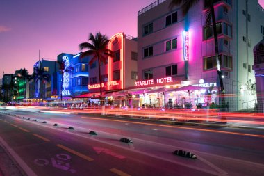 South Beach, Miami, Florida, ABD - Ünlü Art Deco bölgesindeki Ocean Drive 'daki oteller, barlar ve restoranlar.