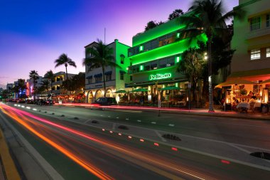 Ünlü Art Deco bölgesindeki Ocean Drive 'daki oteller, barlar ve restoranlar..