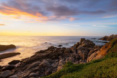 Şili 'nin Valparaiso bölgesinde Concon' un kayalık kıyı kıyısında gün batımı