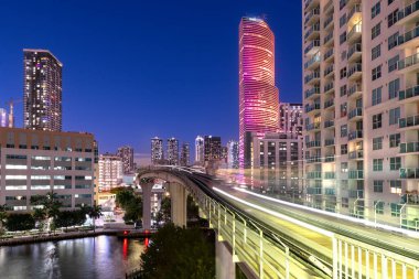 Miami şehir merkezinin Skyline 'ı. Brickell bölgesinde. Metromover raylı, Florida, ABD