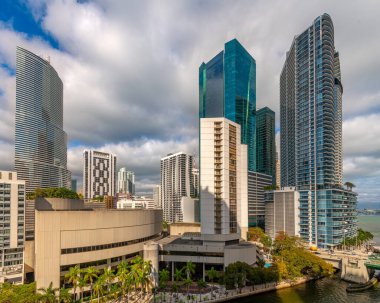 Miami şehir merkezinde, Miami nehri ve Biscayne Körfezi, Florida, Amerika Birleşik Devletleri 'nde ofislerin ve apartmanların silueti.