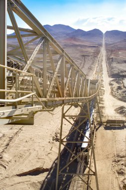 Şili 'de bir bakır madeninde çok uzun bir taşıma bandı görüntüsü.