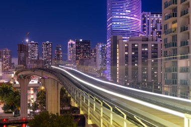 Miami şehir merkezinin Skyline 'ı. Brickell bölgesinde. Metromover raylı, Florida, ABD