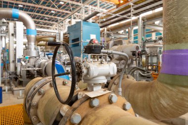 Ters osmoz arıtma tesisinde su pompaları ve borular. .