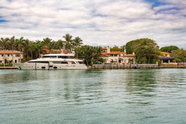 Miami, Florida, ABD - Miami Milyarderler Row 'daki rıhtıma lüks bir yat yanaştı. Yatın arkasında çok sayıda malikane görülebiliyor ve kıyı şeridi palmiye ağaçları ile kaplı..