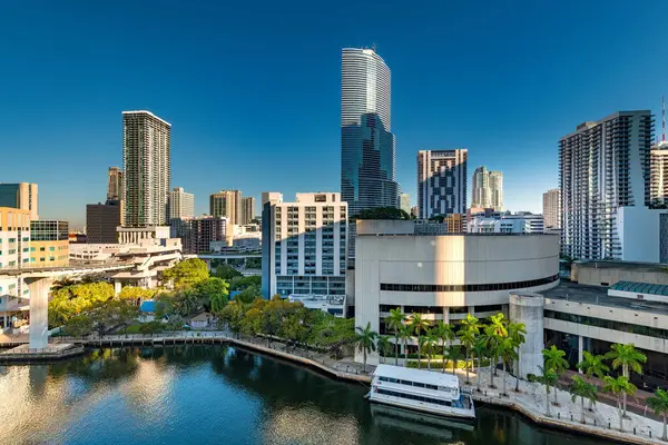 Miami şehir merkezinde ofis ve apartman binalarının Skyline 'ı, Miami nehri sabah, Florida, ABD