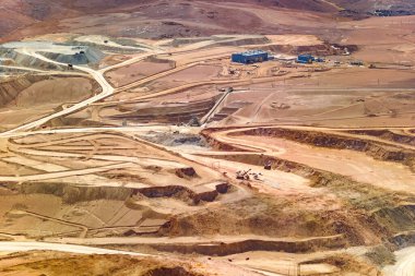Kuzey Şili 'deki Atacama Çölü' nün altiplanosundaki bakır madeninin hava görüntüsü.. 