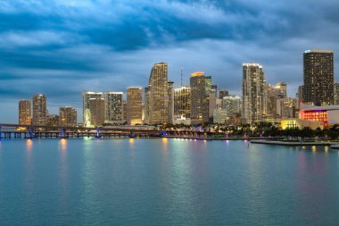 Miami, Florida, ABD - Miami şehir merkezindeki gökyüzü geceleyin aydınlanırsa.