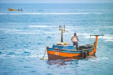 Caleta Urco, Tocopilla, Şili - Kuzey Şili 'de Tocopilla' nın kuzeyinde küçük bir kasaba olan Caleta Urco 'daki teknesinde zanaatkar bir balıkçı.