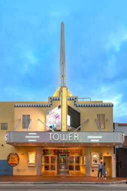 Miami, Florida, ABD - Miami 'nin Little Havana mahallesindeki Calle 8' deki ikonik Tower Theater 'ın önünde bir çift kucaklaşıp öpüşüyor.
