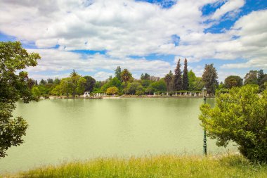 Ziyaretçiler, Parque General San Martin Gölü 'nün sakin atmosferinin keyfini çıkarıyorlar. Etrafı canlı ağaçlarla çevrili, dinlenmek ve dinlenmek için mükemmel aktiviteler..