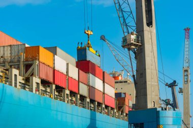 Kargo gemi konteyner Şili'deki limanında ile yüklenen