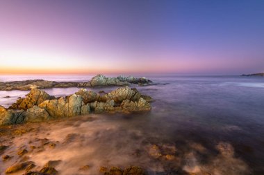 Şili 'nin Valparaiso bölgesindeki Concon' un kayalık kıyı kıyısında alacakaranlık.