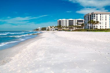 Napoli, Florida 'da sakin bir sahil yumuşak beyaz kumlu ve apartmanların ufuk çizgisi.