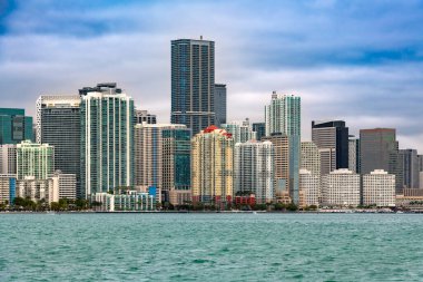 Miami şehir merkezindeki ofis ve apartmanların silueti..