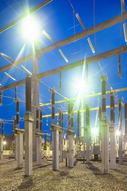 Akşam karanlığında elektrik santrali