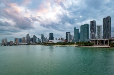 Miami, Florida, Amerika Birleşik Devletleri - 29 Ocak 2025: Miami şehrinin şehir merkezi gökyüzü.