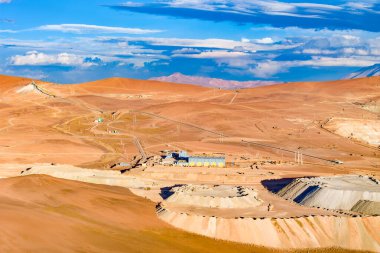 Kuzey Şili 'deki Atacama Çölü altiplanosundaki bakır madenindeki uzun bir taşıma bandının hava görüntüsü..