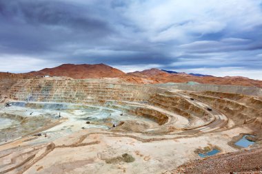 Açık bir bakır madeninin yukarıdan görüntüsü.