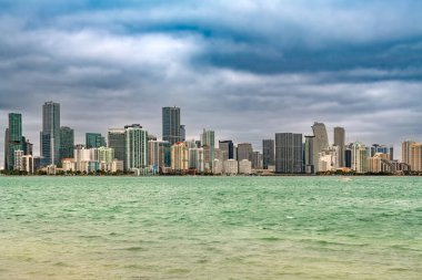 ABD 'nin Miami şehrinde Brickell semtinde ofis ve apartman binalarının Skyline' ı.