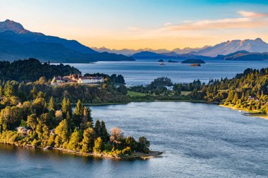 Llao Llao 'nun Nahuel Huapi Gölü' ndeki manzarası ve alacakaranlıktaki Moreno Gölü 'nün manzarası. Arka planda Andes Dağları' nın görkemli sıraları var. Bariloche, Arjantin 'de yer almaktadır.