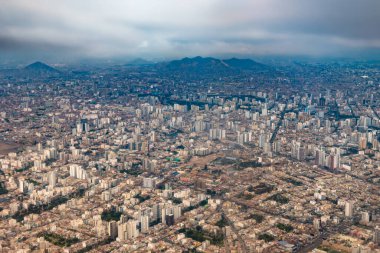 Kapsamlı bir hava perspektifi, modern mimarinin mahallelerle birlikte yaşadığı Lima 'nın geniş kentsel yayılımını vurguluyor..