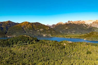 Cerro Campanario 'dan nefes kesici manzara Lago Moreno' yu ve Arjantin 'in Bariloche kentindeki And Dağları' nı gösteriyor.