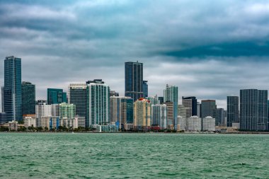 Miami şehir merkezindeki ofis ve apartmanların silueti..