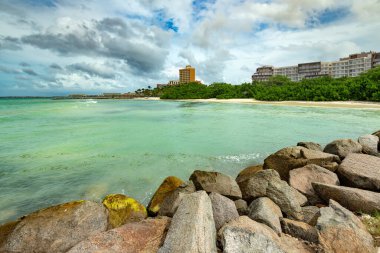 Aruba 'daki panoramik otel manzarası, apartmanlar ve kristal su plajları