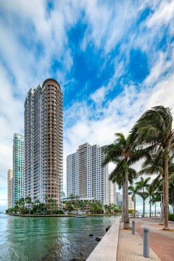 Sarasota 'nın panoramik manzarası aydınlık apartmanlar Florida, ABD' de alacakaranlıkta sakin sulara yansıyor..