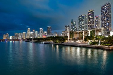 Miami, Florida, ABD: Günbatımında Miami şehir merkezindeki Maurice A. Ferr Parkı 'nın yanında parlayan modern gökdelenlerin panoramik manzarası.