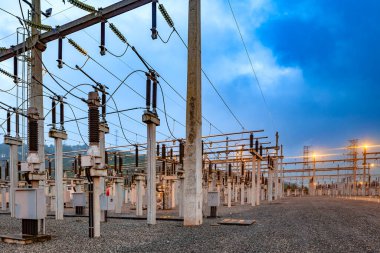 Brezilya 'daki elektrik santrali, gökyüzünün solan ışığına karşı kuleler, trafolar ve elektrik hatlarından oluşan ağıyla alacakaranlıkta aydınlandı..