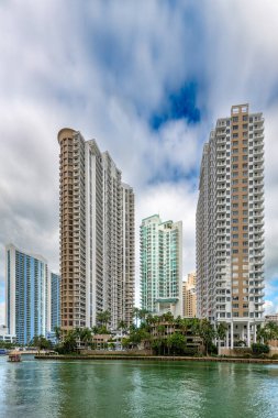 Miami, Florida, ABD 'deki Brickell mahallesini şekillendiren gayrimenkul projeleri ve şehir merkezindeki gelişmeler