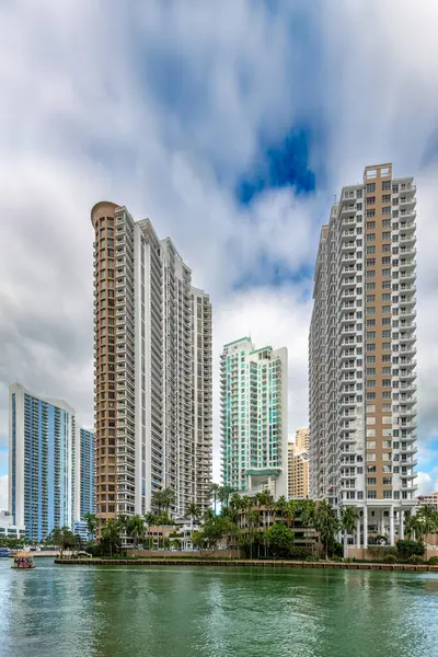 Miami, Florida, ABD 'deki Brickell mahallesini şekillendiren gayrimenkul projeleri ve şehir merkezindeki gelişmeler