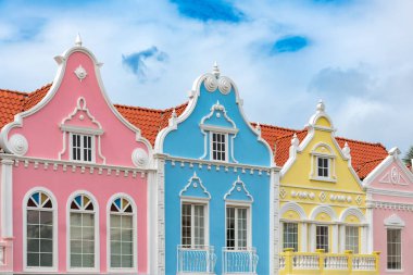 Oranjestad, Aruba 'da Hollandalılardan etkilenen renkli geleneksel mimari sergileniyor