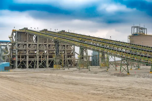 Şili 'deki bir madendeki bir işleme tesisi içindeki ezme tesisine sürekli olarak bakır mineralleri taşıyan geniş bir taşıma bandı..