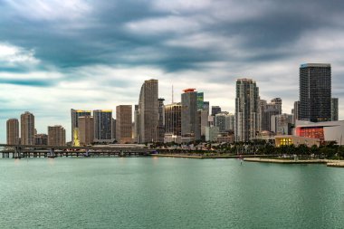 Miami, Florida, ABD - Miami 'nin şehir merkezi alacakaranlıkta aydınlandı.