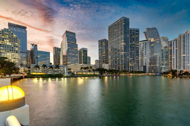 Brickell, Miami, ABD: Dinamik bir şehir merkezi. Devam eden emlak gelişmeleri, şehrin kozmopolit büyümesini vurgulayan modern yüksek binalar ve hareketli ticari alanlarla, bu mali ve ikamet bölgesini tanımlıyor..
