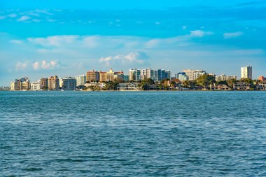 Sarasota ufuk çizgisinin çarpıcı manzarasında ön planda sakin koy bulunan modern binalar Florida 'nın güzel kıyı manzarasını ön plana çıkarıyor..