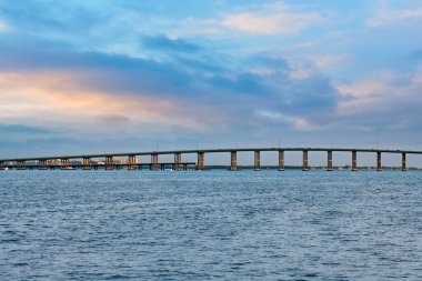 Miami Florida 'da Biscayne Körfezi üzerinde Rickenbacker Geçidi' nin karşısından gün batımı manzarası çok güzel.