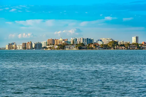 Sarasota ufuk çizgisinin çarpıcı manzarasında ön planda sakin koy bulunan modern binalar Florida 'nın güzel kıyı manzarasını ön plana çıkarıyor..