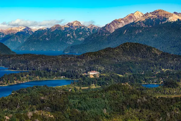 Moreno Gölü ve Nahuel Huapi Gölü 'nün sergilendiği Cerro Campanario' nun nefes kesici manzarası. Arjantin Patagonya 'nın San Carlos de Bariloche bölgesindeki Andean dağ sırası..